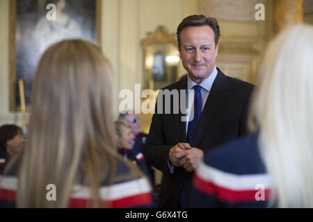 Il primo ministro David Cameron saluta i membri del Winter Paralympical Team GB a Downing Street, nel centro di Londra, dopo il ritorno delle squadre dai Giochi Paralimpici invernali Sochi. Foto Stock