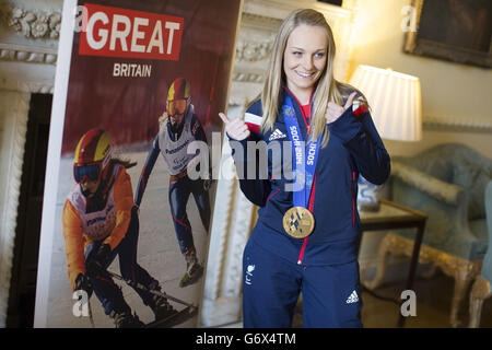 Medaglia d'oro del Team GB Winter Paralympic, vincitrice dello sciatore Charlotte Evans, durante un ricevimento tenuto a Downing Street, nel centro di Londra, a seguito del ritorno delle squadre dai Giochi invernali Paralympic Sochi. Foto Stock