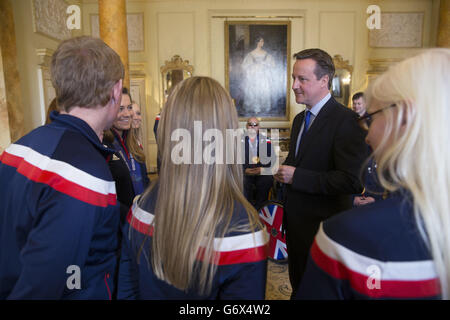 Il primo Ministro David Cameron saluta i membri del Winter Paralympical Team GB, durante un ricevimento tenuto a Downing Street, nel centro di Londra, a seguito del ritorno delle squadre dai Giochi Paralimpici invernali Sochi. Foto Stock