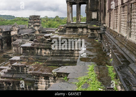 Massiccia struttura in pietra di Angkor Wat visto dalla terrazza superiore, giornata piovosa, Siem Reap, Cambogia Foto Stock