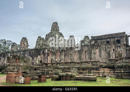 Prasat Bayon con galleria meridionale e torri, Angkor Thom, Siem Reap, Cambogia Foto Stock