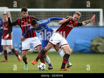 Ruben Loftus-cheek di Chelsea (centro) è affrontato da una combinazione di Zan Benedicic di AC Milan (destra) e Andrea Petagna (sinistra) Foto Stock