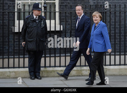 Il primo ministro David Cameron dà il benvenuto alla cancelliera tedesca Angela Merkel a 10 Downing Street a Londra, dove si terranno riunioni e una conferenza stampa. Foto Stock