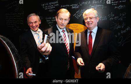 (Sinistra - destra) Ministro per l'occupazione, l'impresa e l'innovazione, Richard Bruton, Taoiseach Enda Kenny e Tanaiste Eamon Gilmore durante il lancio del piano d'azione per l'occupazione 2014, a Wayra Ireland, Quay di Sir John Rogerson, Dublino. Foto Stock