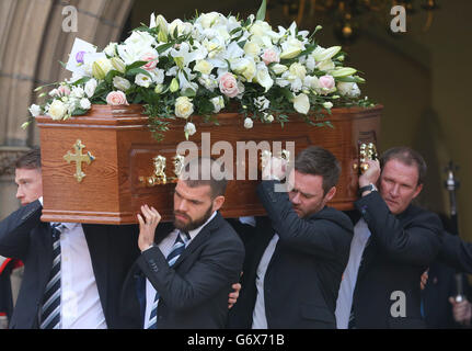 I Pallbearers, tra cui Simon Grayson, direttore di Preston (a destra) e Graham Alexander, direttore della città di Fleetrwood (al centro), portano la bara di Sir Tom Finney dopo il suo funerale alla chiesa parrocchiale di St John???s, Preston. Foto Stock
