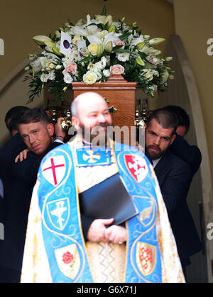 La bara di Sir Tom Finney si svolge dopo i suoi funerali nella chiesa parrocchiale di San Giovanni, Preston. Foto Stock