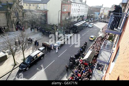 La bara di Sir Tom Finney viene portata dalla cattedrale di San Giovanni dopo il suo servizio funebre, Preston. Foto Stock
