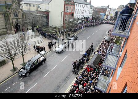 Il corteo funebre per Sir Tom Finney arriva alla cattedrale di St John per il suo servizio funerario, Preston. Foto Stock
