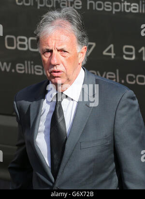 Mark Lawrenson arriva per i funerali di Sir Tom Finney alla chiesa parrocchiale di St John, Preston. Foto Stock