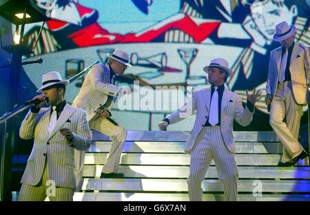 Westlife si esibir in diretta sul palco all'Odyssey di Belfast, nell'Irlanda del Nord. È la prima volta che la boyband si esibì come quattordicente dopo che il membro Bryan McFadden lasciò il gruppo Foto Stock