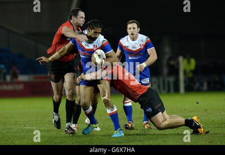 St Helens sia Soliola è affrontata da Adrian Morley di Salford Red Devils (a sinistra) e Shannan McPherson (a destra), durante la prima partita di Utility Super League presso l'AJ Bell Stadium di Salford. Foto Stock