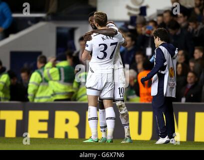 Calcio - UEFA Europa League - Round of 32 - seconda tappa - Tottenham Hotspur v FC Dnipro Dnipropetrovsk - White Hart Lane. Emmanuel Adebayor di Tottenham Hotspur e il compagno di squadra Harry Kane (37) abbracciano dopo il fischio finale Foto Stock