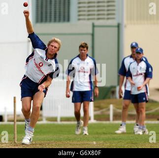 Inghilterra veloce bowler Matthew Hoggard in azione durante la pratica di rete all'università delle Indie occidentali cricket Ground, Barbados. Foto Stock