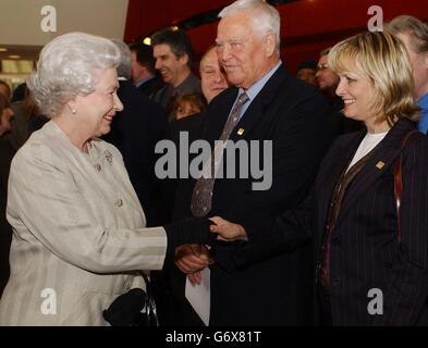 La Regina Elisabetta II (a sinistra) della Gran Bretagna stringe le mani con il modello Twiggy, durante una visita alla Royal Albert Hall di Londra, segnando la fine di un programma di restauro di 8 anni. La revisione di uno dei monumenti più famosi di Londra è costata 70 milioni e comprende due nuovi foyer, posti a sedere rinnovati nelle bancarelle e nel cerchio e un migliore accesso per i clienti disabili. Foto Stock