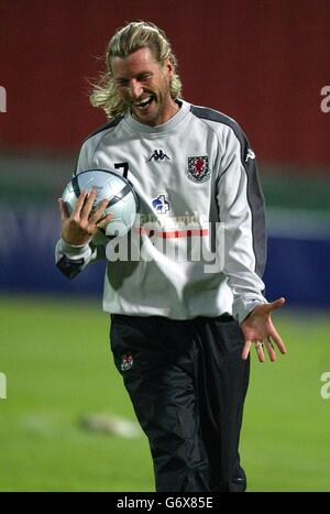 Robbie Savage durante la sessione di allenamento in Galles presso il Ference Puskas Stadium di Budapest, prima di domani sera amichevole internazionale con l'Ungheria. Foto Stock