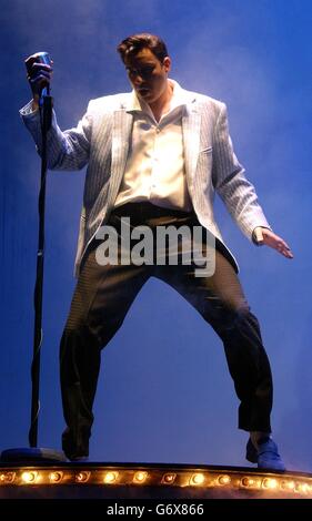 L'attore Mario Kombu si esibisce sul palco durante una fotocellula per il nuovo musical Jailhouse Rock al Piccadilly Theatre nella parte ovest di Londra. Creato dallo scrittore e regista del successo di successo Buddy, il musical si basa sul film Elvis Presley e le prime a Londra il 19 aprile 2004. Foto Stock
