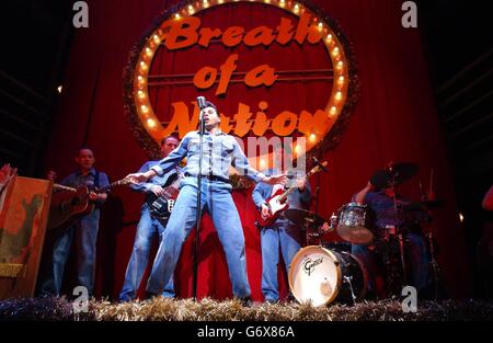 L'attore Mario Kombu si esibisce sul palco durante una fotocellula per il nuovo musical Jailhouse Rock al Piccadilly Theatre nella parte ovest di Londra. Creato dallo scrittore e regista del successo di successo Buddy, il musical si basa sul film Elvis Presley e le prime a Londra il 19 aprile 2004. Foto Stock