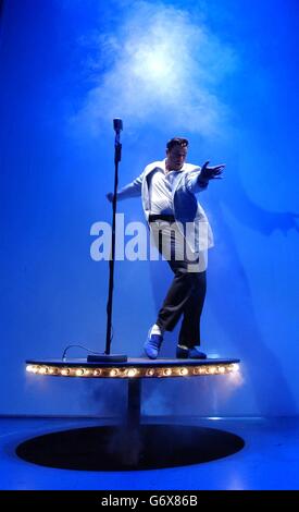 L'attore Mario Kombu si esibisce sul palco durante una fotocellula per il nuovo musical Jailhouse Rock al Piccadilly Theatre nella parte ovest di Londra. Creato dallo scrittore e regista del successo di successo Buddy, il musical si basa sul film Elvis Presley e le prime a Londra il 19 aprile 2004. Foto Stock