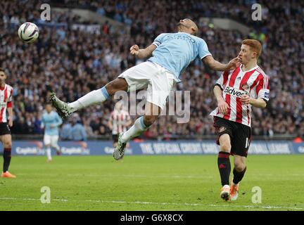 Calcio - Capital One Cup - finale - Manchester City / Sunderland - Stadio di Wembley. Vincent Kompany di Manchester City (a sinistra) e Jack Colback di Sunderland (a destra) in azione Foto Stock