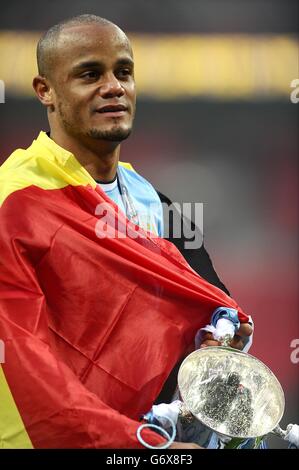 Vincent Kompany di Manchester City festeggia con la Capital One Cup trofeo dopo la vittoria su Sunderland Foto Stock