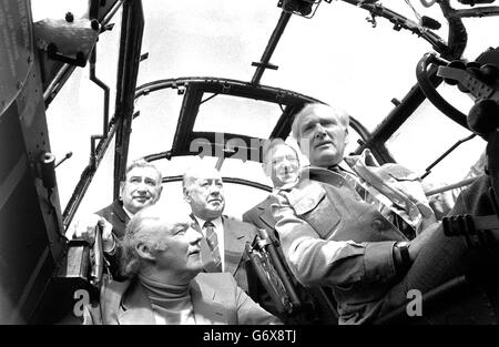 Nell'abitacolo dell'ultimo Lancaster operativo a RAF Scampton ci sono cinque sopravvissuti (da sinistra) George Chalmers (operatore wireless), Ivan Whittaker (ingegnere), Jack Buckley (gunner), Bill Howarth (gunner) e Bill Townsend (pilota) del raid Dambusters nel cuore industriale della Germania. *02/04/04: Una raccolta delle medaglie vinte da Ivan Whittaker sono andate in mostra prima della loro asta più tardi questo mese. Durante la seconda guerra mondiale ricevette due volte una Distinguished Flying Cross (DFC), l'unico ingegnere di volo della RAF a ricevere due di questi onori. Foto Stock