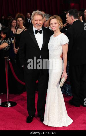 Harrison Ford e Calista Flockhart arrivano all'86th Academy Awards tenutosi al Dolby Theatre di Hollywood, Los Angeles, California, USA, 2 marzo 2014. Foto Stock