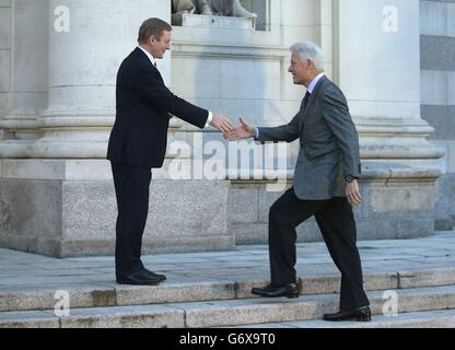 L'ex presidente degli Stati Uniti Bill Clinton (a destra) incontra Taoiseach Enda Kenny presso gli edifici governativi di Dublino. Foto Stock