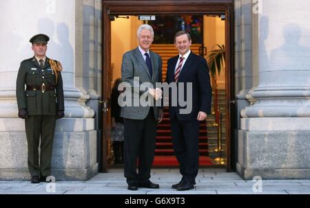 L'ex presidente degli Stati Uniti Bill Clinton (a sinistra) incontra Taoiseach Enda Kenny presso gli edifici governativi di Dublino. Foto Stock