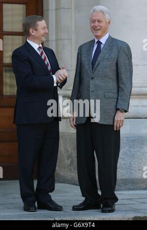 L'ex presidente degli Stati Uniti Bill Clinton (a destra) incontra Taoiseach Enda Kenny presso gli edifici governativi di Dublino. Foto Stock