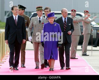 La regina Elisabetta II della Gran Bretagna, accompagnata dal duca di Edimburgo (destra), arriva alla fabbrica Airbus di Tolosa, l'ultimo giorno della sua visita di stato in Francia. La Regina nominò uno degli aerei di Sir Richard Branson per la prima volta questa sera, dichiarandolo "Regina dei cieli". Ad un hangar a Tolosa, è stata guardata dall'imprenditore mentre ha svelato la sua ultima Vergine Atlantic Airbus A340-600. Foto Stock