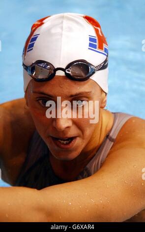 Katy Sexton dopo la semifinale a 100m di backstroke femminile, al British Nuoto Olympic Trials, Stonds Forge International, Sheffield. Foto Stock