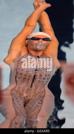 Katy Sexton durante la semifinale a 100m di backstroke femminile, al British Nuoto Olympic Trials, Stonds Forge International, Sheffield. Foto Stock