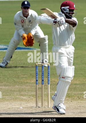 Il capitano dell'India occidentale Brian Lara colpisce la palla per segnare il suo secolo contro l'Inghilterra, durante il secondo giorno del quarto test al campo di ricreazione, St John's, Antigua. Foto Stock