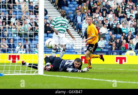 Colin McMenamin segna per il Livingston FC contro Celtic durante la semifinale della Tennent's Scottish Cup ad Hampden Park, Glasgow. Foto Stock