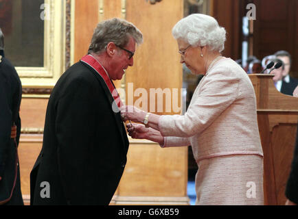 Michael Crawford è stato reso Comandante dell'Ordine dell'Impero britannico (CBE) dalla Regina Elisabetta II al Castello di Windsor durante una cerimonia di investitura. Foto Stock