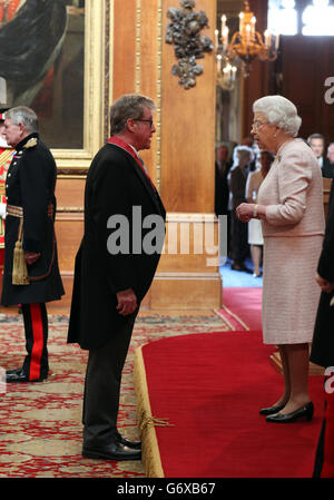 Michael Crawford è stato reso Comandante dell'Ordine dell'Impero britannico (CBE) dalla Regina Elisabetta II al Castello di Windsor durante una cerimonia di investitura. Foto Stock