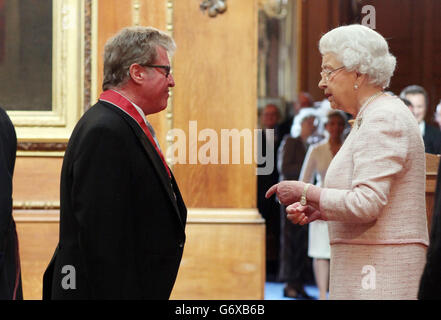 Michael Crawford è stato reso Comandante dell'Ordine dell'Impero britannico (CBE) dalla Regina Elisabetta II al Castello di Windsor durante una cerimonia di investitura. Foto Stock