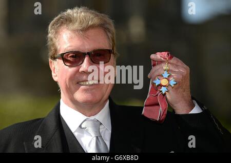 Michael Crawford dopo essere stato reso Comandante dell'Ordine dell'Impero britannico (CBE) per i servizi caritativi e filantropici durante una cerimonia di investitura al Castello di Windsor. Foto Stock