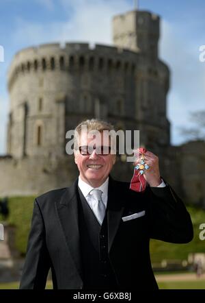 Michael Crawford dopo essere stato reso Comandante dell'Ordine dell'Impero britannico (CBE) per i servizi caritativi e filantropici durante una cerimonia di investitura al Castello di Windsor. Foto Stock