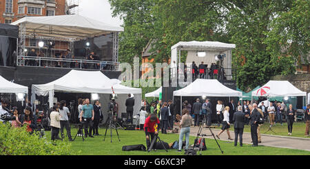 Una vista di notizie TV broadcast esterno che copre la UE risultato referendario presso il College Garden di Londra Venerdì 24 Giugno 2016 Foto Stock