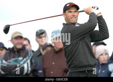 Padraig Harrington in Irlanda gioca il suo tee shot al diciassettesimo posto sulla strada per vincere la PGA irlandese del 2004 al campo da golf di St. Margaret, Co Dublin, Irlanda. Foto Stock