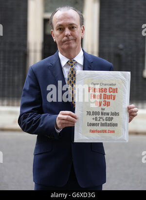 Quentin Willson, giornalista di automobilismo e leader della campagna per il gruppo FairFuelUK, fuori dal numero 10 Downing Street, Londra, dopo aver consegnato una lettera che chiede un taglio 3p in servizio una settimana prima del bilancio. Foto Stock