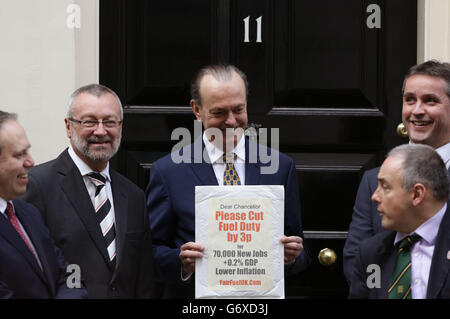 11 Downing Street, Londra, dopo aver consegnato una lettera al n. 10, chiedendo un taglio di 3p una settimana prima del bilancio. Foto Stock