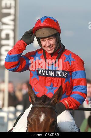 Jockey Richard Johnson festeggia su Balthazar King dopo la vittoria nel Glenfarclas handicap Chase il giorno delle Signore, durante il Cheltenham Festival. Foto Stock