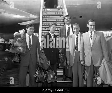 Il capitano Peter May dell'Inghilterra e del Surrey con gli altri membri del partito di turismo del MCC all'arrivo all'aeroporto di Londra dal giro dell'Australia e della Nuova Zelanda. (l-r) Freddie Truman, che porta un gigantesco orsacchiotto di koala; John Mortimore, Tom Graveney, Willie Watson e Peter May. Foto Stock