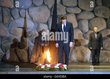 Il primo ministro David Cameron riaccende la fiamma eterna per i ricordi delle vittime dell'olocausto al museo dell'olocausto, Yad Vashem a Gerusalemme, Israele. Foto Stock