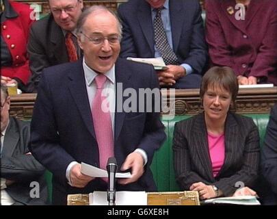 Leader del partito conservatore Michael Howard durante le interrogazioni del primo Ministro alla Camera dei Comuni, Londra. Foto Stock