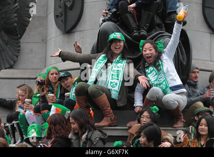 La folla durante la sfilata di San Patrizio di Dublino, una delle più grandi al mondo, che si fa strada lungo o'Connell Street verso la cattedrale di San Patrizio. Foto Stock