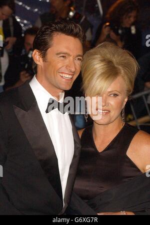 L'attore austriaco Hugh Jackman e sua moglie Deborra-Lee Furness arrivano per il Costume Institute Gala che celebra pericolosi Liasons: Fashion & Furniture nel 18 ° secolo al Metropolitan Museum of Art a New York City. Foto Stock