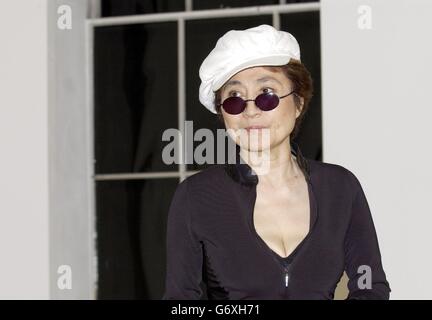 Artista e compositore Yoko Ono durante una fotocellula per presentare i vincitori di Beck's Futures 2004 - il premio d'arte più ricco del Regno Unito - all'ICA The Mall nel centro di Londra. Foto Stock